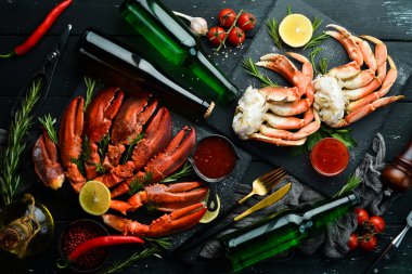 Bir şişe bira ve baharatla sıcak baharatlı haşlanmış ıstakoz. Koyu kırsal arkaplanda