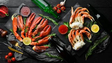 Bir şişe bira ve baharatla sıcak baharatlı haşlanmış ıstakoz. Koyu kırsal arkaplanda