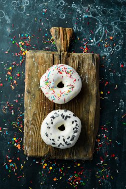 Masada tatlı çörek var. Tatlı hamur işleri. Üst görünüm.