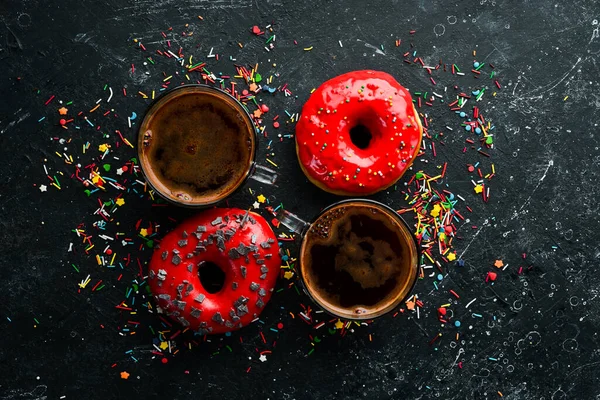 Édes Cseresznyés Fánk Egy Csésze Kávéval Egy Fekete Kőasztalon Felülnézet — Stock Fotó