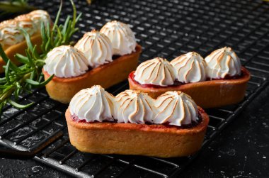 Kiraz reçeli ve kremalı mini tart. Pişirme. Üst Manzara. Tatlılar.