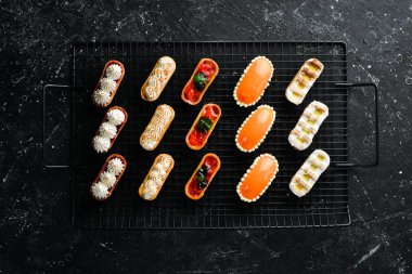 Masada bir çift tatlı mini tart var. Pankart. Üst Manzara. Tatlılar.