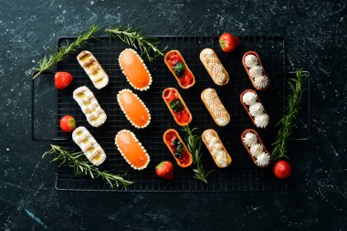 Masada bir çift tatlı mini tart var. Pankart. Üst Manzara. Tatlılar.