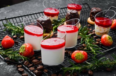 Tatlı: plastik bardaklarda panna cotta ve çilek reçeli. Üst Manzara. Güzel bar..