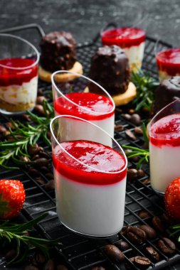 Tatlı: plastik bardaklarda panna cotta ve çilek reçeli. Üst Manzara. Güzel bar..