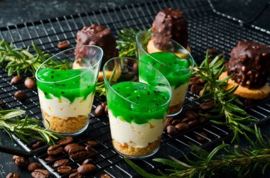 Tatlı: plastik bardaklarda krema, fındık ve kivi reçeli. Üst Manzara. Güzel bar..