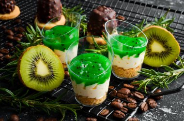 Tatlı: plastik bardaklarda krema, fındık ve kivi reçeli. Üst Manzara. Güzel bar..