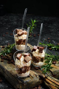 Plastik bardaklarda küçük karamel waffle tatlısı. Üst Manzara. Güzel bar..