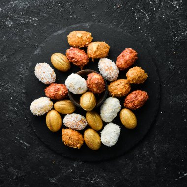 Çikolata, hindistan cevizi ve bademli ceviz şeklinde kurabiyeler. Üst Manzara. Güzel bar..