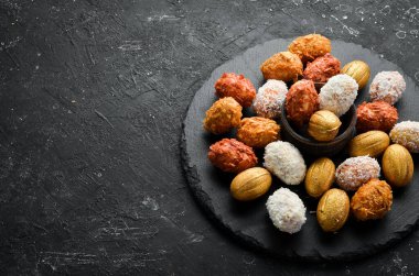 Çikolata, hindistan cevizi ve bademli ceviz şeklinde kurabiyeler. Üst Manzara. Güzel bar..