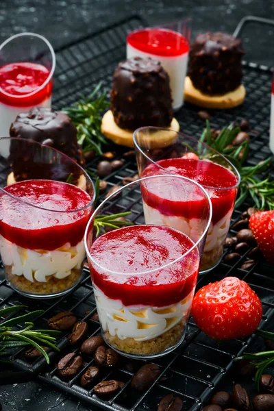 Klein Dessert Aardbeien Room Noten Plastic Kopjes Bovenaanzicht Zoete Reep — Stockfoto