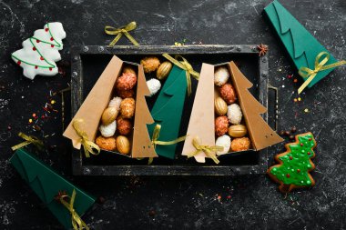 Yılbaşı ve Noel tatlıları. Çikolata, hindistan cevizi ve bademli ceviz şeklinde kurabiyeler. Üst Manzara. Güzel bar..