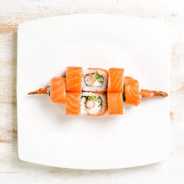 Karidesli suşi. Geleneksel Japon yemekleri. Üst Manzara. Beyaz bir arkaplanda.