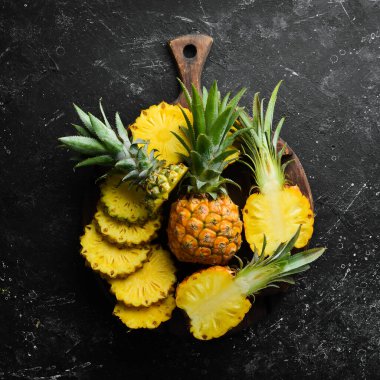 Dilimlenmiş sulu ananas. Olgun bebek ananası. Tropik meyveler. Üst Manzara. Metin için boş alan.