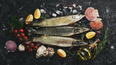 Baharatlı ve otlu turna balığı. Hazırlık. Karanlık bir mutfak geçmişinde. Üst görünüm.