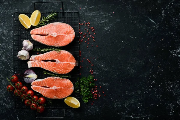 Šťavnatý Lososí Steak Kořením Bylinkami Příprava Temném Pozadí Horní Pohled — Stock fotografie