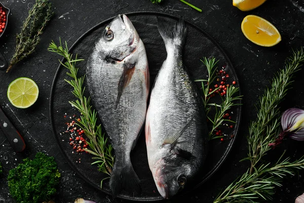 Dois Peixes Dorado Com Especiarias Prato Pedra Preta Num Fundo — Fotografia de Stock