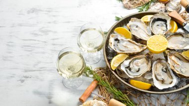 Taze açılmış istiridye, beyaz şarap ve limon. Metnin için boş yer. Deniz ürünleri. Düz yatıyordu.