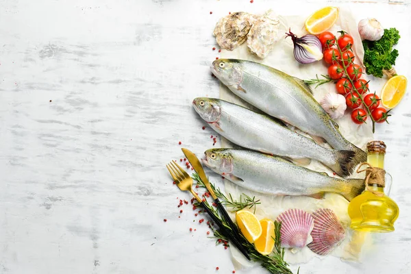Öringfisk Med Kryddor Vit Trä Bakgrund Ovanifrån — Stockfoto