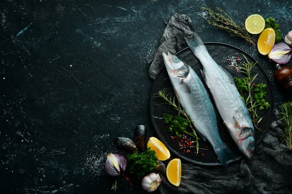 Due Spigole Con Spezie Piatto Pietra Nera Uno Sfondo Scuro — Foto Stock