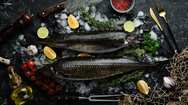 Čerstvé Syrové Jeseterské Ryby Kořením Tmavém Pozadí Horní Pohled Mořské — Stock fotografie