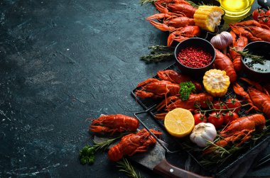 Barbekü. Mutfak masasında ızgara sebzeli ve soslu kırmızı kerevit. Deniz ürünleri. Üst Manzara. Düz yatıyordu.