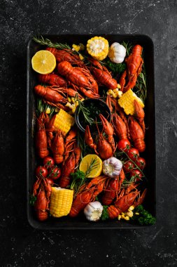 Barbekü. Mutfak masasında ızgara sebzeli ve soslu kırmızı kerevit. Deniz ürünleri. Üst Manzara. Düz yatıyordu.