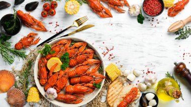 Kerevit. Kırmızı kaynamış kerevitler kırsal tarzda masada, yakın plan. Istakoz yakın plan. Deniz ürünleri. Üst Manzara. Düz yatıyordu.