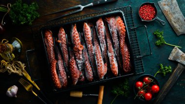 Plastik bir kutuda donmuş ahtapot dokunaçları. Üst Manzara. Düz yatıyordu.