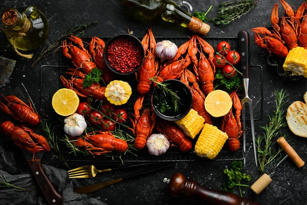 Churrasco Crayfish Vermelho Com Legumes Grelhados Molho Uma Mesa Cozinha — Fotografia de Stock