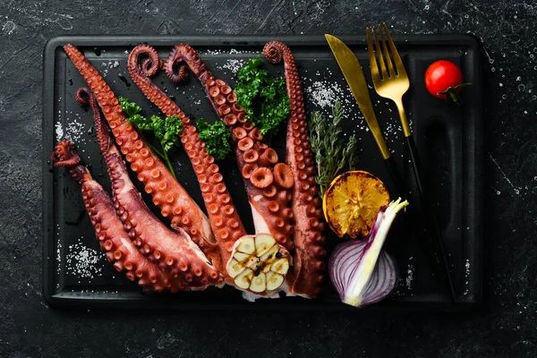 Pulpo Horno Con Limón Ajo Perejil Sobre Una Tabla Madera — Foto de Stock