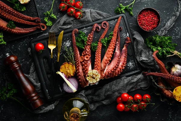 Pulpo Horno Con Limón Ajo Perejil Sobre Una Tabla Madera — Foto de Stock