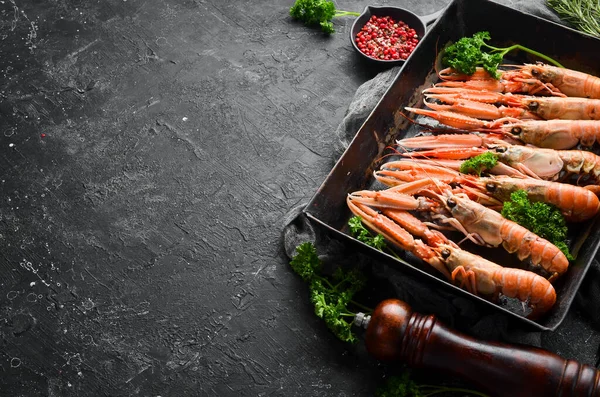 Langostinos Scampi Crudos Listos Para Ser Cocinados Fondo Piedra Negra — Foto de Stock