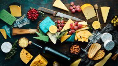 Şarap, bardaklar ve atıştırmalıklı peynir. Karanlık bir arka planda. Boş kopyalama alanı.