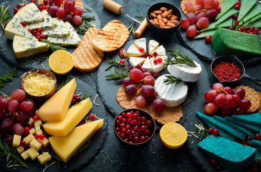 Peynir. Renkli peynir seti: Brie, blue, gorgonzola, parmesan ve maasdam. Bedava fotokopi. Üst görünüm.
