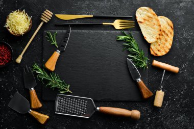 Baharat ve mutfak aletleriyle dolu karanlık mutfak arka planı. Bedava fotokopi. Üst görünüm.