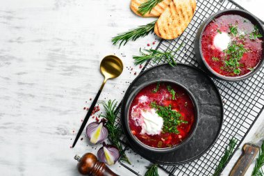 Pancar çorbası. Ukrayna geleneksel mutfağı. Kasede Borsch çorbası. Kırsal tarzda. Üst görünüm.