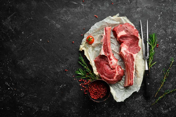 Carne Fresca Ternera Cruda Hueso Con Romero Especias Sobre Fondo — Foto de Stock