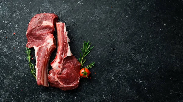 Carne Fresca Ternera Cruda Hueso Con Romero Especias Sobre Fondo — Foto de Stock