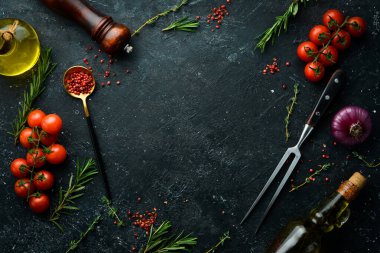 Siyah taş pişirme arka planı. Baharat ve sebze. Üst Manzara. Metnin için boş yer.