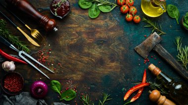 Siyah taş pişirme arka planı. Baharat ve sebze. Üst Manzara. Metnin için boş yer.