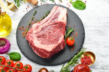 Beyaz ahşap arka planda ızgara biftekli biftek. Düz yatıyordu. Üst görünüm.