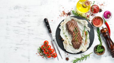 Sığır etli biftek. Biberiye ve baharatlı sulu biftek. Üst Manzara. Kırsal tarzda. Düz Yat.