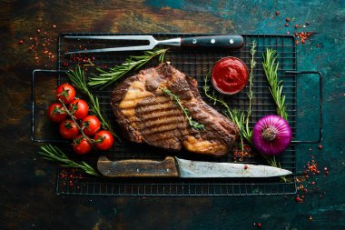 Izgara biftek, sebze ve baharat. Sulu pişmiş biftek. Üst Manzara. Kırsal tarzda. Düz Yat.