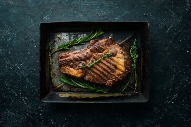 Izgara biftek, sebze ve baharat. Sulu pişmiş biftek. Üst Manzara. Kırsal tarzda. Düz Yat.