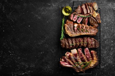 Izgaraya biftek koy: T-bone, striploin, Rib, New York bifteği. Üst Manzara. Kırsal biçim.