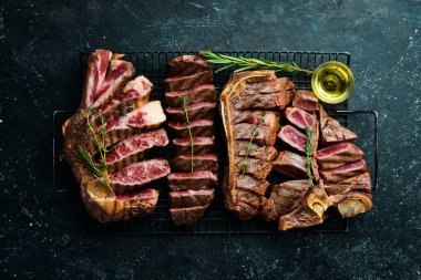 Izgaraya biftek koy: T-bone, striploin, Rib, New York bifteği. Üst Manzara. Kırsal biçim.