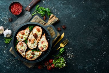 Fırında armut, mavi peynir ve fındık. Kızartma tavasında. Kırsal tarzda. Düz Yat.