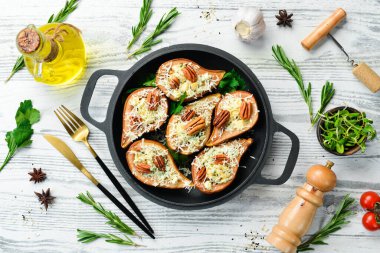 Fırında armut, mavi peynir ve fındık. Kızartma tavasında. Kırsal tarzda. Düz Yat.