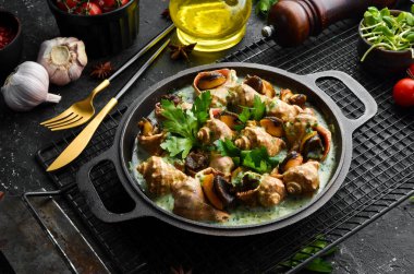 Rapana kabuklarda kremalı ıspanak sosuyla pişirilir. Lüks restoran yemekleri. Deniz ürünleri. Kırsal tarzda. Düz Yat.